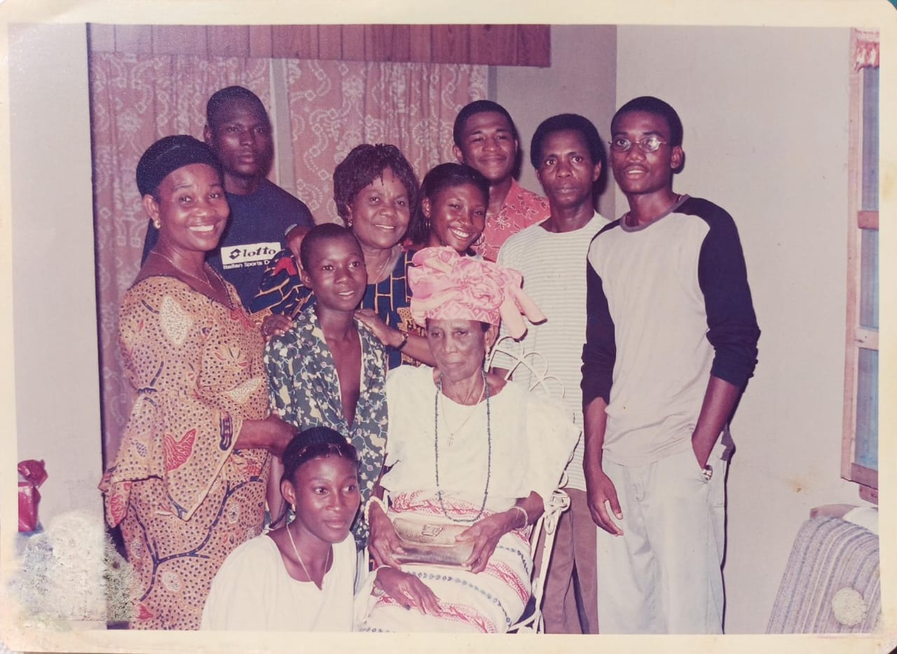 Moi and her mother, elder sister, grandchildren, and relatives