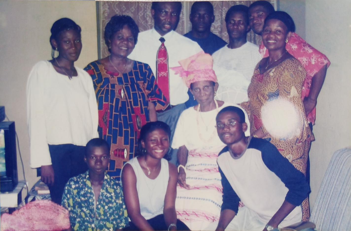 Moi and her mother, elder sister, brother, grandchildren, and relatives